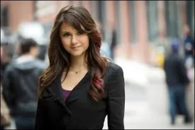 Pourquoi Elena a-t-elle fait taire ses émotions ?