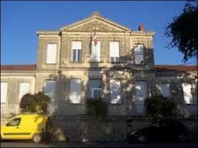 Nous partons dans le Sud-Ouest, où m'attend Ferlie. Je dois lui offrir mon cadeau à Martillac, qui est une ville aquitaine de l'aire urbaine de Bordeaux, située dans le département ...