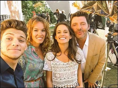 Lors de la saison 1, quel haut porte Clem lorsqu'elle va chez son gynécologue et apprend qu'elle est enceinte ?