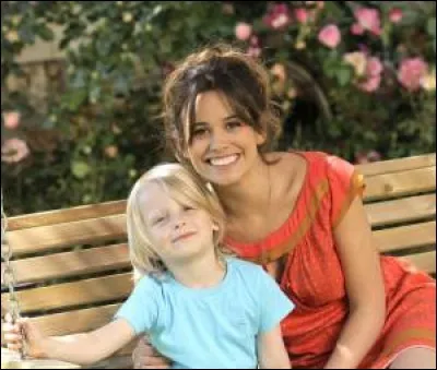 Que fait Dimitri, lorsque Salomé essaye la cigarette, et que le proviseur arrive ?