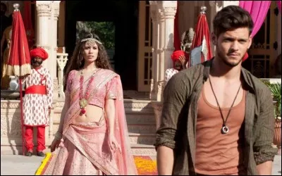 Que dit Ravi de gentil sur Anne à l'autre couple, devant le feu de camp ?