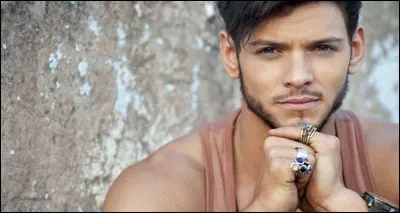 Comment se nomme la sur de Ravi ?