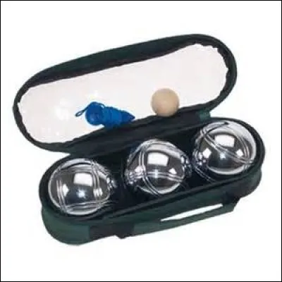 En pétanque, quelle est la masse d'une boule de compétition ?