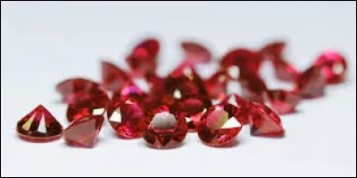 L'émeraude est de couleur rouge.