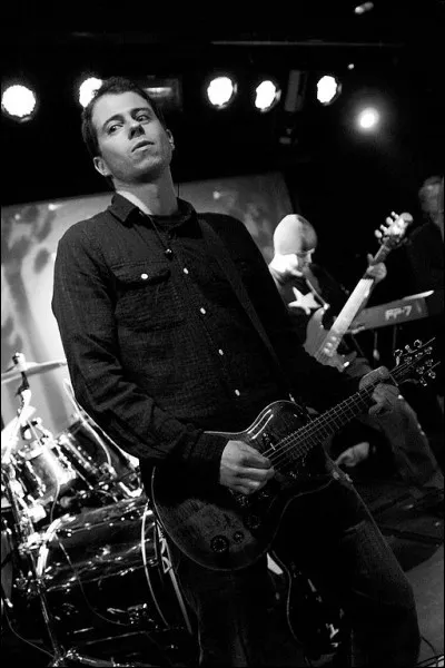 Dans quel groupe Mikael Krømer est-il guitariste depuis 2001 ?