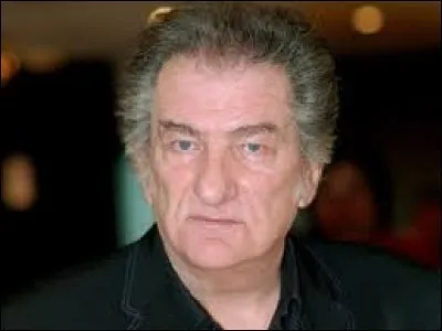 Terminons par un chanteur :