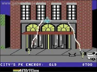 Quel est ce jeu sorti en 1984 dans lequel il faut acheter une voiture et de l'équipement pour pourchasser et capturer les fantômes qui ont envahi la ville ?