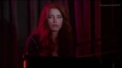 Quelle voisine de Gaby a montré sa passion du chant dans la saison 7 à l'intérieur du cabaret ?