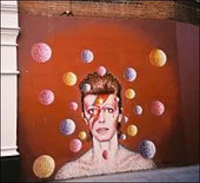 David Bowie : il est représenté sur cette fresque murale en un personnage qu'il a créé ; c'est :