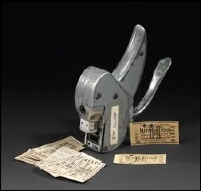 A qui doit-on les paroles "J'fais des trous des p'tits trous encore des p'tits trous / Des p'tits trous des p'tits trous toujours des p'tits trous" ?