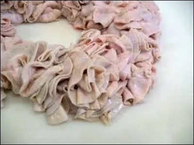 Chez le boucher, quel nom de fruit désigne la membrane comestible qui enveloppe les intestins du veau et de l'agneau ?