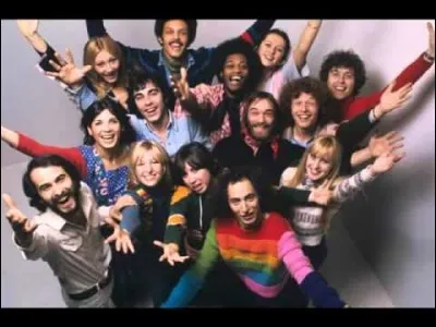 Comment s'appelait la troupe qui entourait Michel Fugain, entre 1972 et 1977 ?