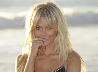 Pourquoi Caroline a-t-elle quitté la France pour aller à Hollywood ?