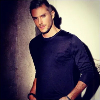 Alex a été viré de son 1er boulot, détective. Dans quel milieu se lance-t-il ?