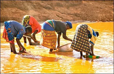 Le roman policier "les Orpailleurs" qui a donné naissance à une série policière "Boulevard du Palais" est l'oeuvre d'un auteur de romans noirs. Lequel ?