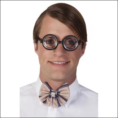 De quoi souffre l'oeil lorsque lorsque les rayons incidents parallèles à l'axe convergent en avant de la rétine ?