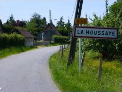 Nous entrons dans La Houssaye. Village Eurois, il se situe dans l'ancienne région ...