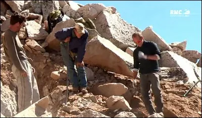 Leur travail, déblayer des tonnes de roches et de terres pour trouver des gemmes qui valent le coup, dans des conditions, bien entendu, très difficiles !