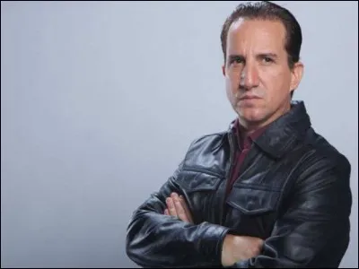 Comment s'appelle Plutarco Haza ?