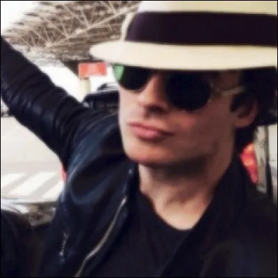 À quel âge a-t-il débuté une carrière de mannequin ?