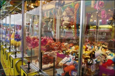 Dans quelle fête pouvons-nous tirer à la carabine, gagner des peluches ou faire des autos-tamponneuses ?