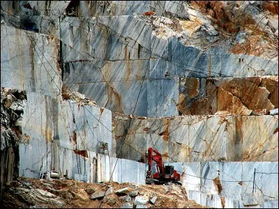 Quel célèbre matériau extrait de Toscane a permis de construire les grands monuments italiens et toscans (comme le duomo de Sienne ou la Tour penchée de Pise...) ?