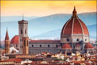 Florence est sans conteste la capitale de la Renaissance italienne. Capitale des arts où le génie italien s'est manifesté avec le plus d'éclat, qu'est-ce qui frappe le visiteur qui aborde le duomo (cathédrale) Santa Maria del Fiore ?