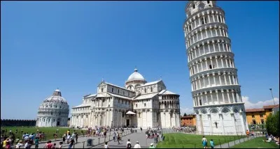 Quels sont les trois monuments religieux que l'on retrouve regroupés dans les centres des grandes villes de Toscane : le duomo, le campanile et ... ?