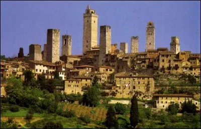 Quelle petite ville toscane est un bijou d'urbanisme médiéval hérissée de hautes tours construites par les nobles ?