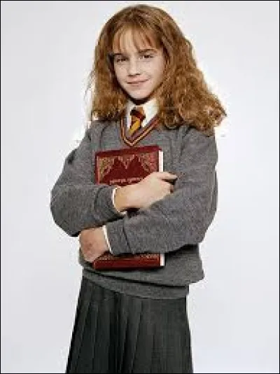 Près de quelle salle Hermione est-elle pétrifiée lors de sa seconde année ?