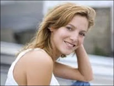 Dans la saison 4, comment s'appelle la kiné de Adil ?