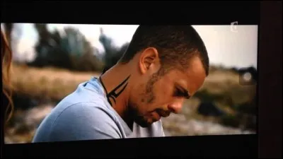 Pourquoi Adil est-il en fauteuil ?