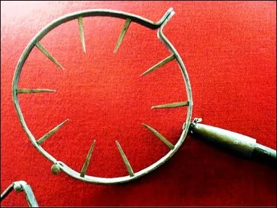 Autour de quelle partie du corps fixe-t-on cet instrument ?