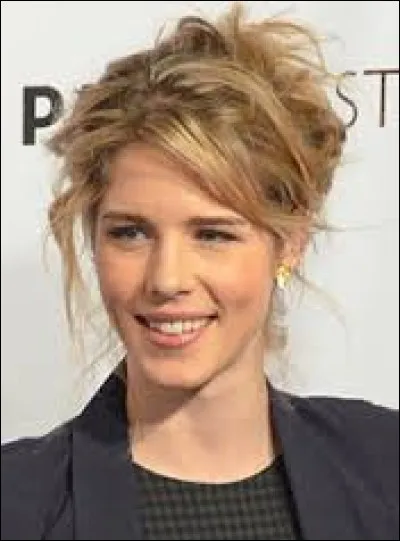 Comment s'appelle cette actrice qui joue le rôle de Felicity Smoak ?
