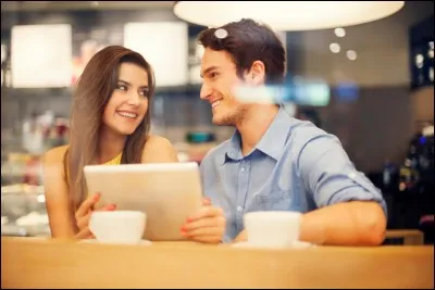 Vous voyez Mary, fille assez populaire tourner autour d'Erwan, votre crush.
Votre réaction ?