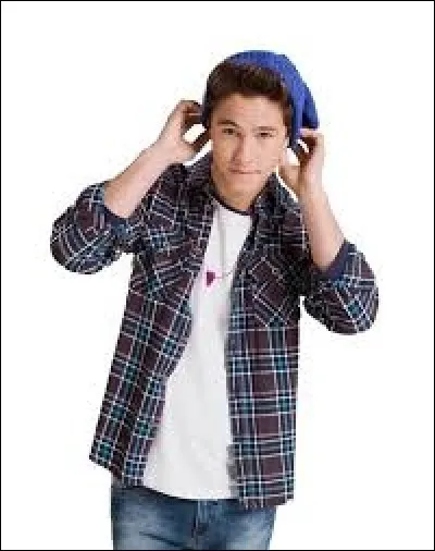 Qui joue le rôle de Simón ?