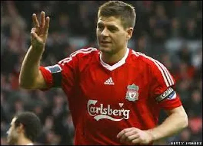 Quel joueur détient le record du plus grand nombre de tours du chapeau inscrits ?