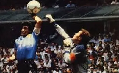 Contre quelle équipe Maradona marqua-t-il son fameux but qualifié de "Main de Dieu" en quart de finale de la Coupe du monde 1986 ?