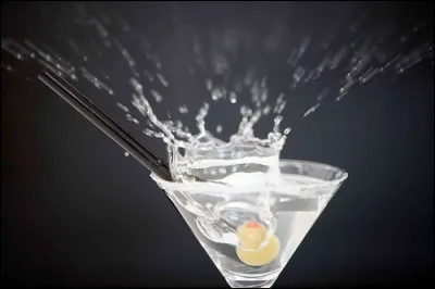 On va trinquer à la bonne année avec un cocktail à base de champagne, limonade, rhum, avec sirop d'orange et liqueur de mandarine !