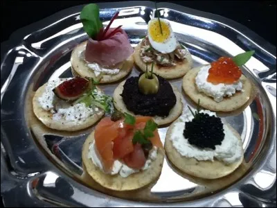 Les tapas sont de la fête ! Voici un assortiment de blinis aux oeufs de lump, saumon et autres ! D'où les blinis sont-ils originaires ?
