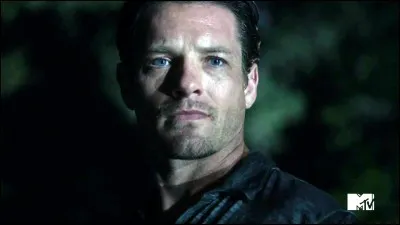 Dans quel épisode Peter Hale est-il mort brûlé ?