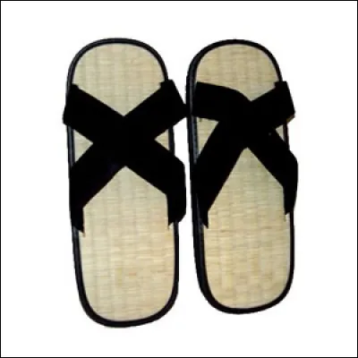 Comment sont positionnés les chaussons (zoris) au bord du tatami ?