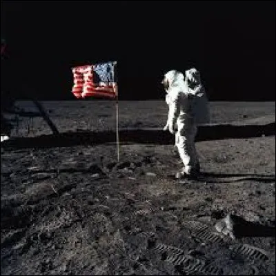 Qui est le premier homme à avoir mis le pied sur la Lune ?
