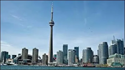 Dans quelle ville peut-on admirer la Tour CN ?