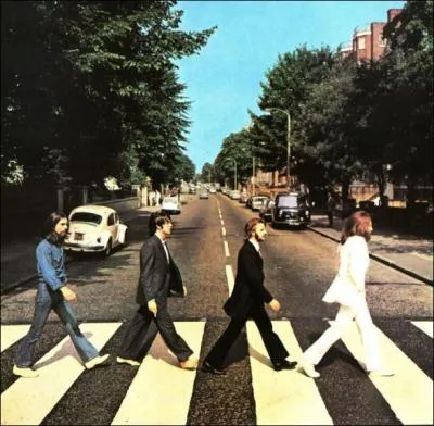 Les ''Beatles'' sont tous en train de traverser une rue sur cet album. Quel est le nom de cet album?