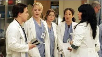 Que dit Izzie en voyant la bague de mariage de Callie ?