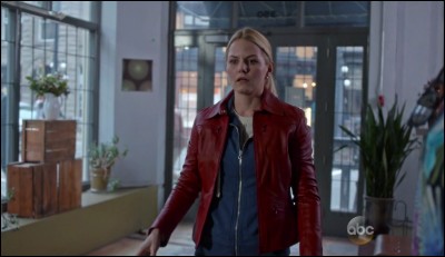 Comment s'appelle la femme qui a vendu la veste rouge à Emma ?