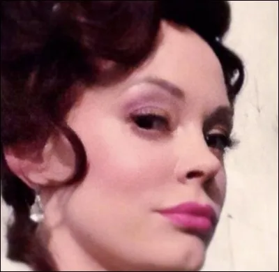 Plus jeune, qui a été par deux fois cruelle et méchante avec Cora ?