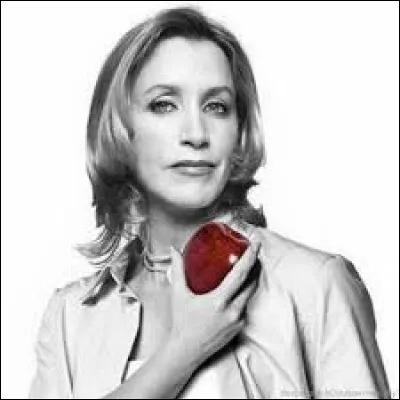 Avec qui Nina a-t-elle une liaison dans la saison 2 ?