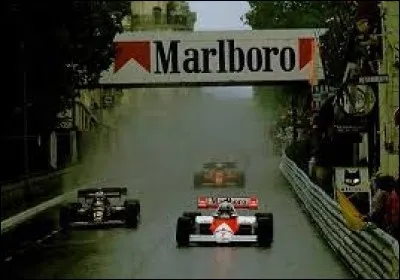En 1984, à combien de points Alain Prost perd-il le titre "pilote" au profit de son coéquipier Niki Lauda ?